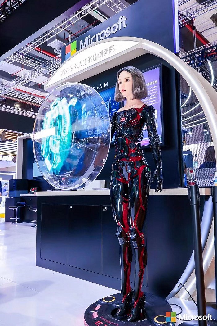 有温度、有表情，未来舞台的智慧新声——进博会上的主持与讲解机器人